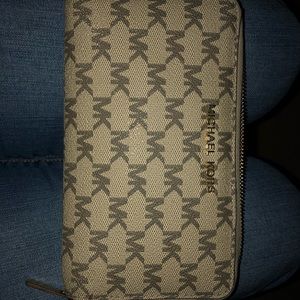 Michael Kors Jet Set phone wallet W/O wristlet